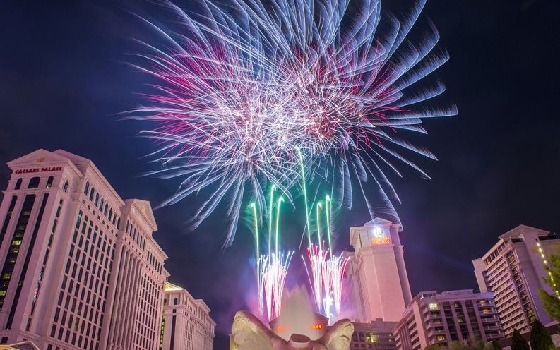 Las_Vegas_4th_of_July_Fireworks_2015.jpg