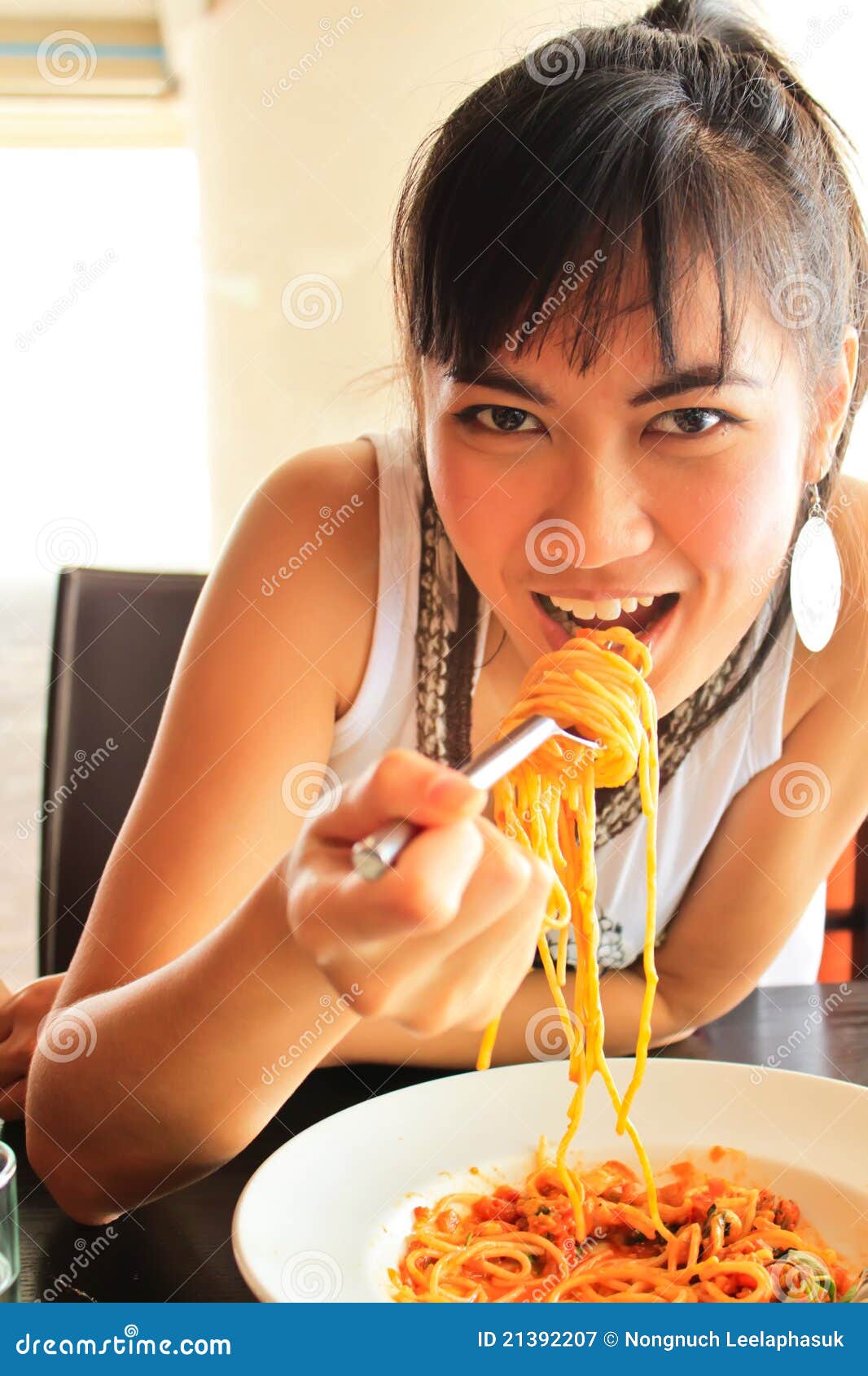 asian-woman-eating-spaghetti-21392207.jpg
