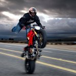 Ducati-Monster-impennata-wheelie.jpg