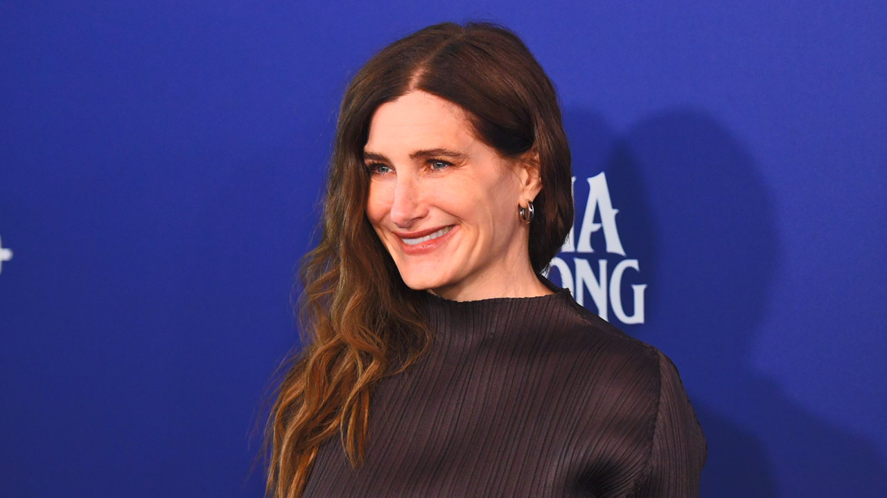 kathryn-hahn-1767915345404.png