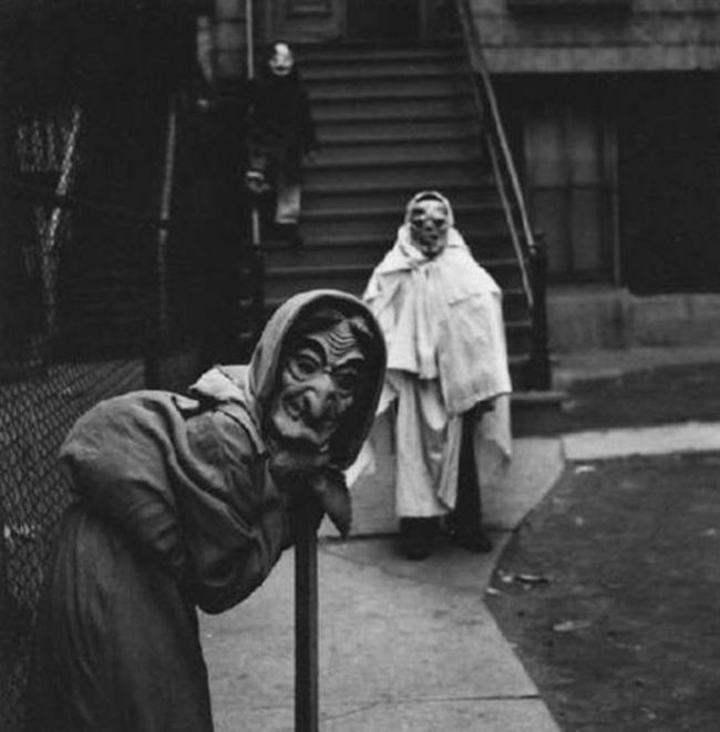 creepy_vintage_halloween_costumes_27.jpg