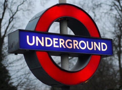 063-underground_roundel_sign_at_epping.jpg