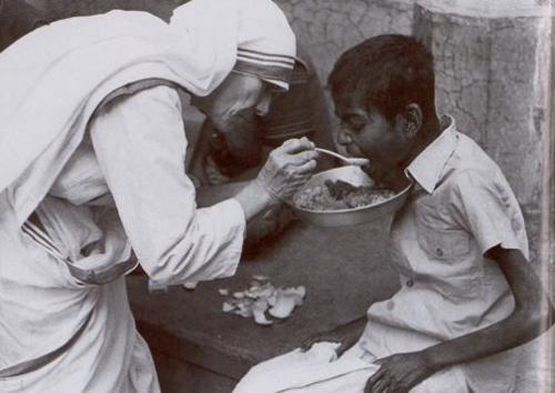mother-teresa-feeding1.jpg