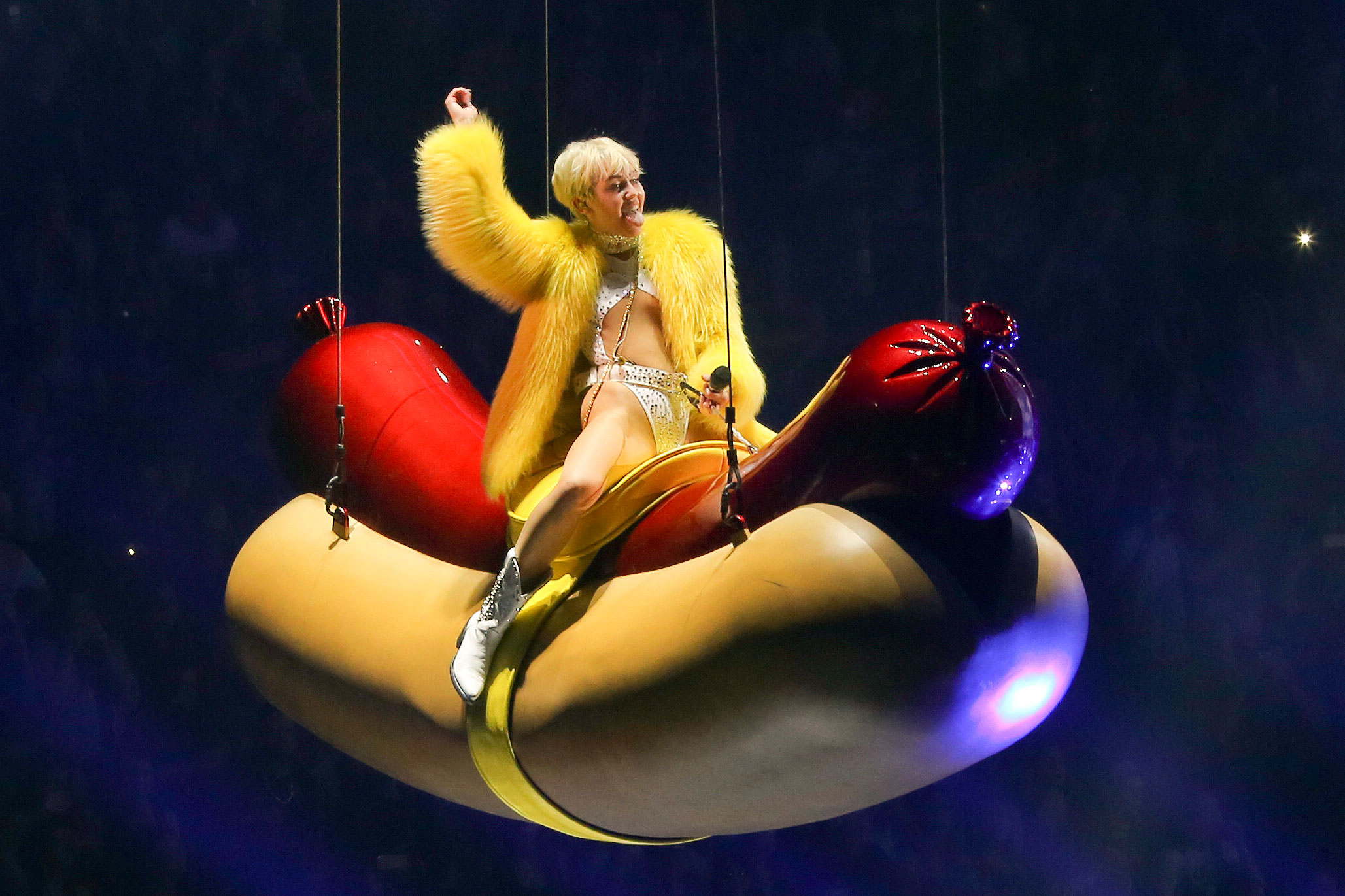 18-miley-cyrus-hot-dog-bangerz.jpg