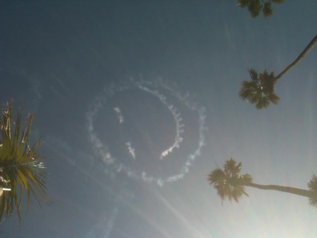 MzIyMTYxNjUz_o_giant-smiley-face-in-the-sky.jpg