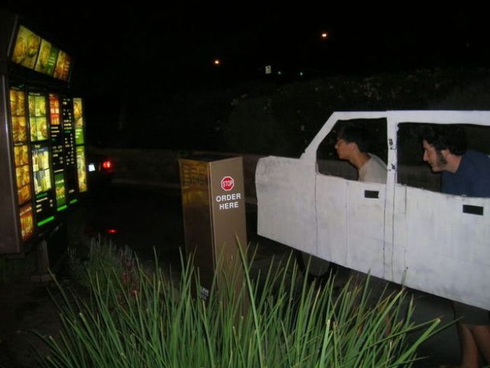 the-most-unusual-drivethru-customers-6.jpg